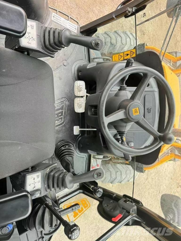 JCB 3 CX Gumikerekes kotrók