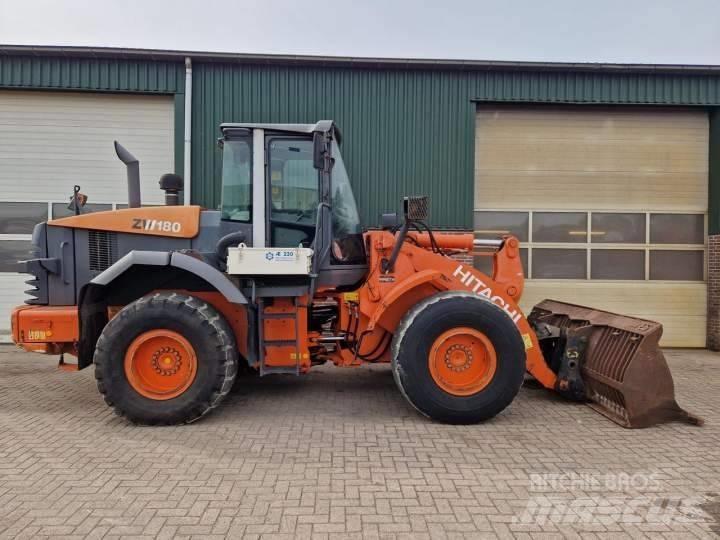 Hitachi ZW 180 Gumikerekes homlokrakodók