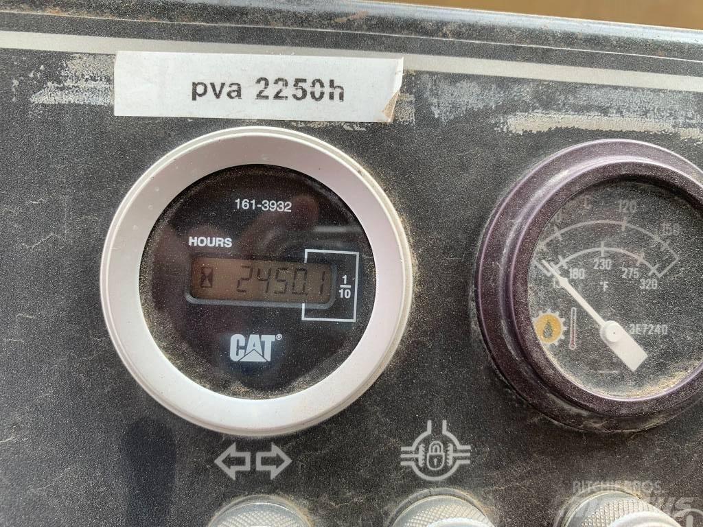 CAT PS 300 B Pneumatikus kerekes hengerek