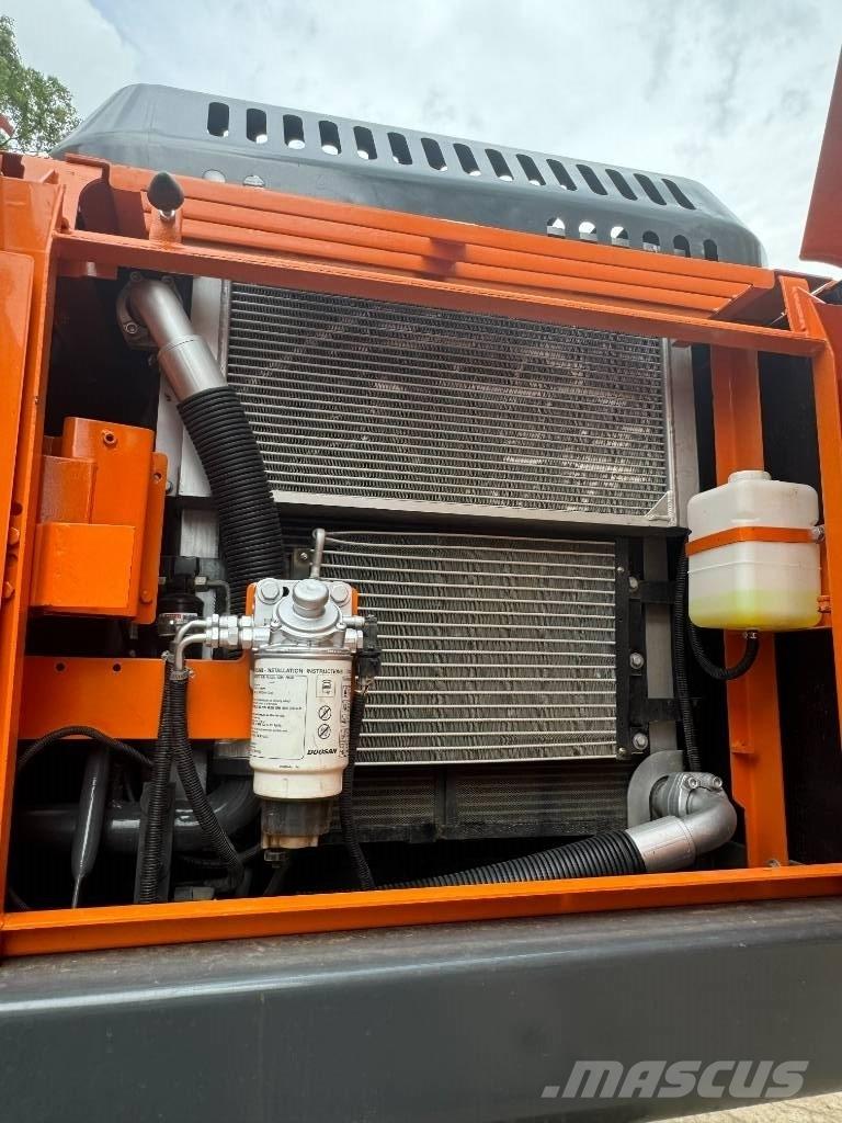 Develon DX 225 LCA Közepes (midi) kotrók 7 t - 12 t