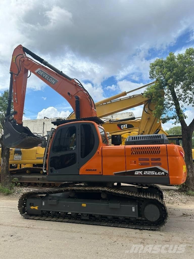 Develon DX 225 LCA Közepes (midi) kotrók 7 t - 12 t