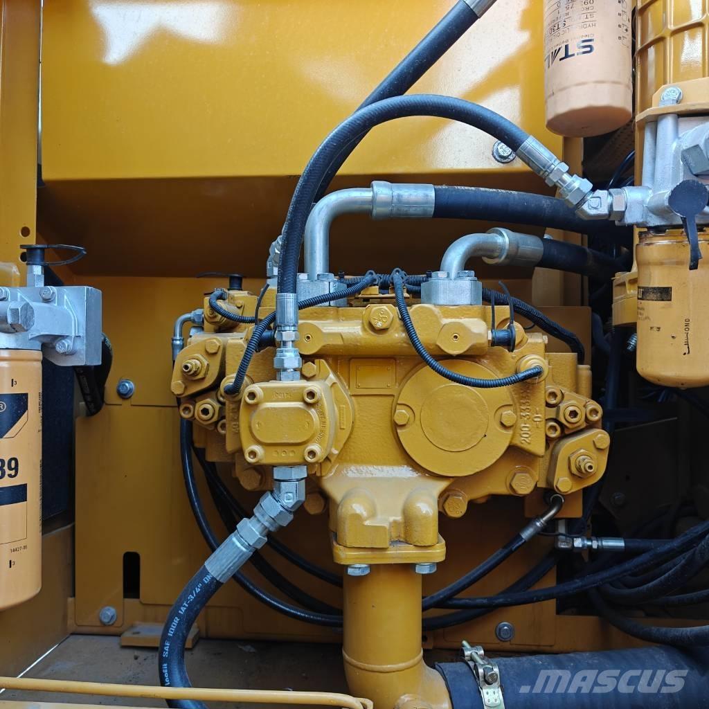 CAT 320D2L Lánctalpas kotrók