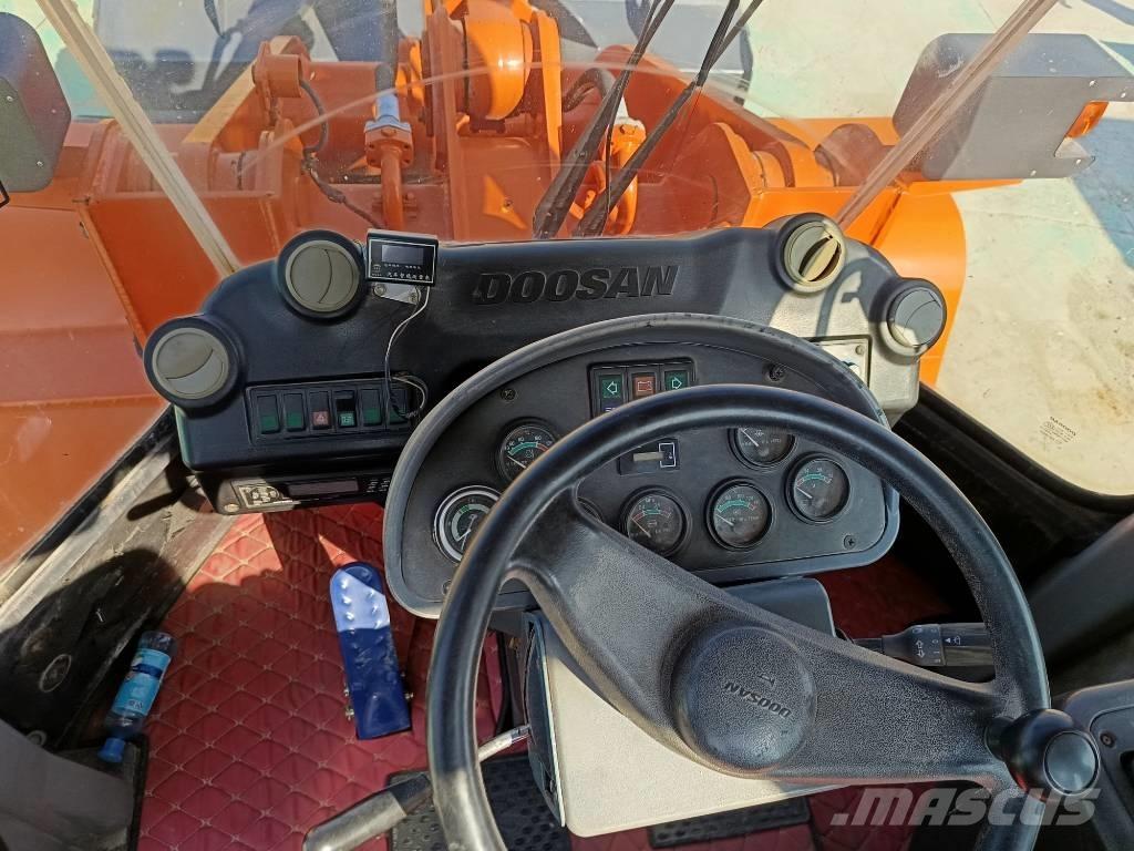Doosan DL 505 Gumikerekes homlokrakodók