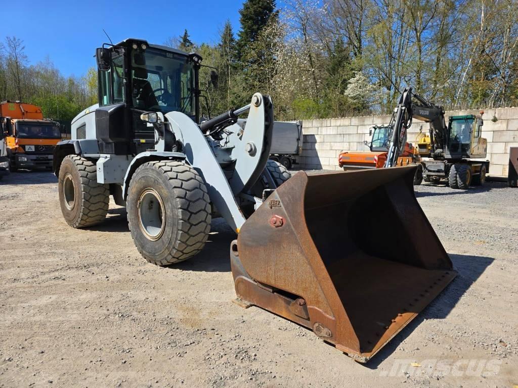 CAT 926M Gumikerekes homlokrakodók