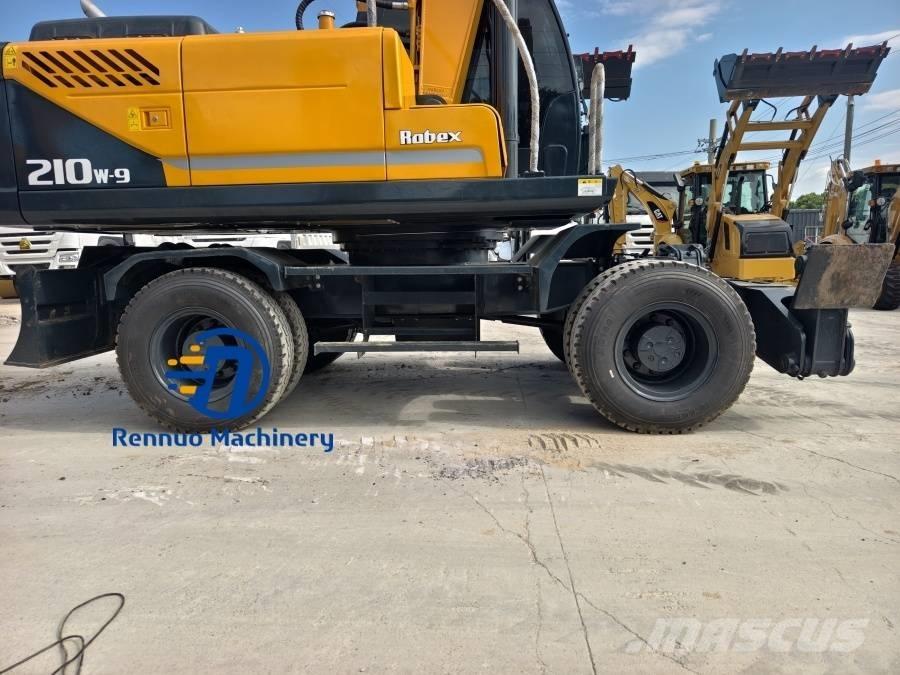 Hyundai 210W-9 Gumikerekes kotrók