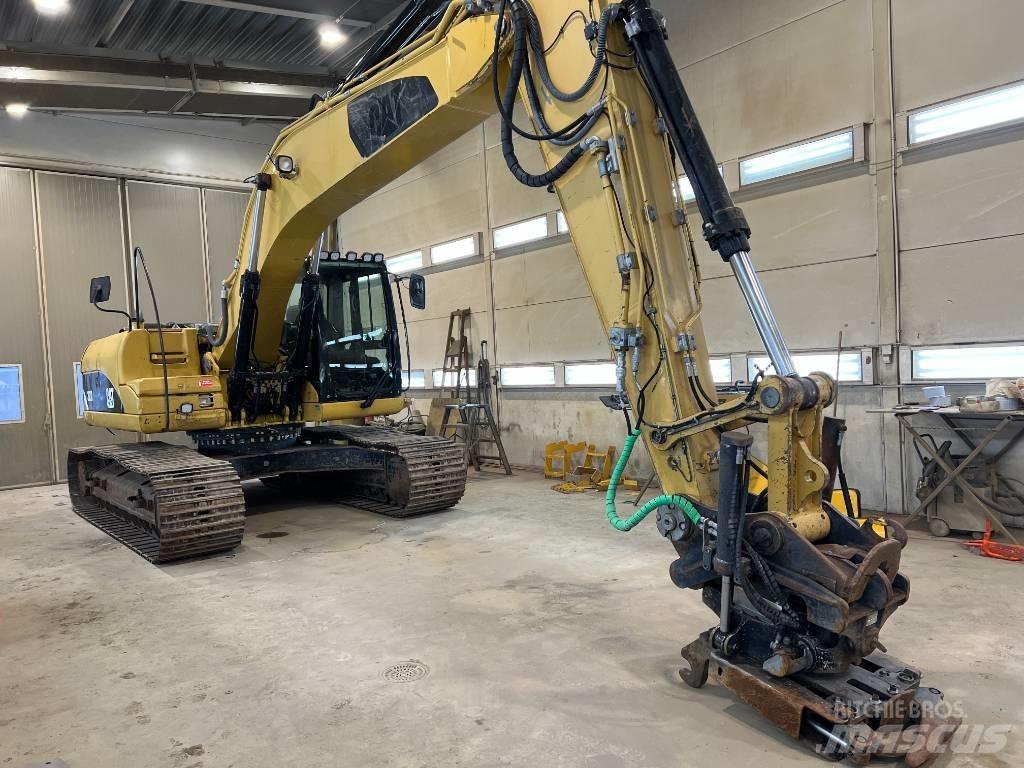 CAT 323 D L Lánctalpas kotrók