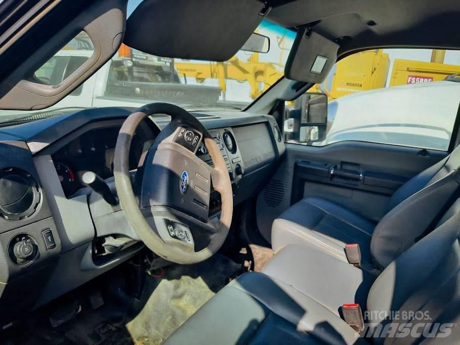 Ford F 550 Kis teherszállító/Platós kocsi
