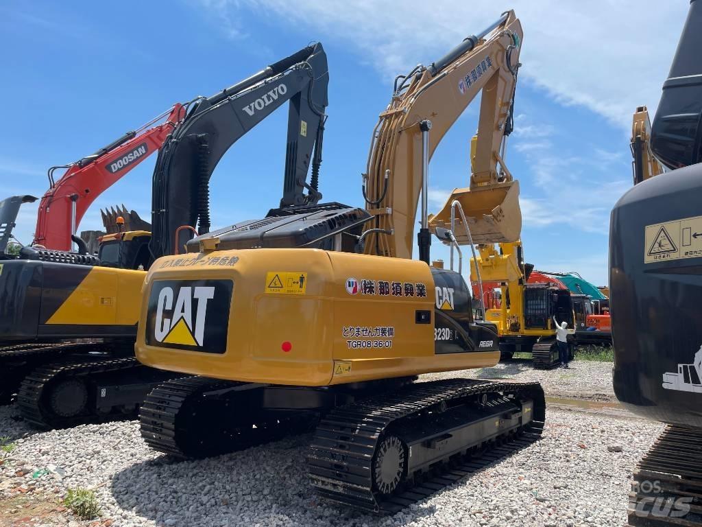 CAT 323D2 Lánctalpas kotrók
