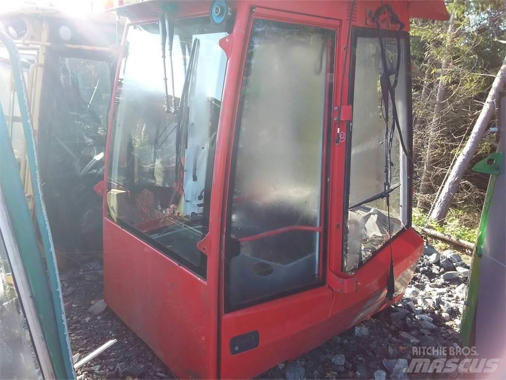Komatsu 895 Vezetőfülke és belső tartozékok