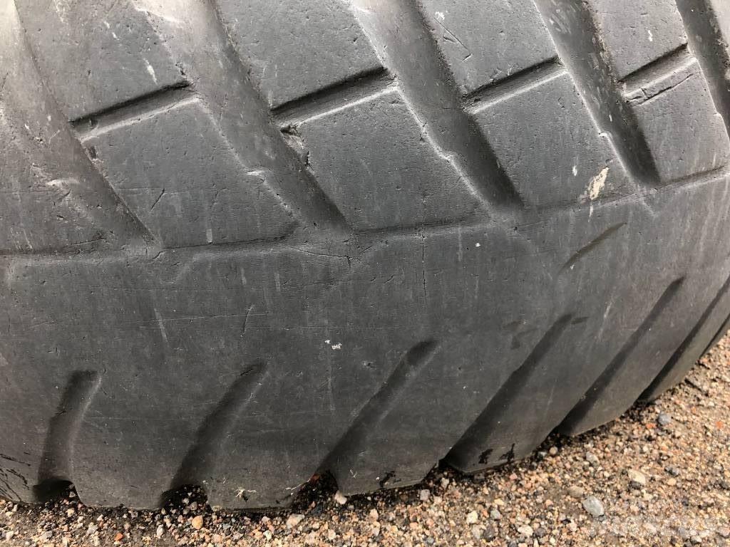 Nokian 400/80R28 Gumiabroncsok, kerekek és felnik