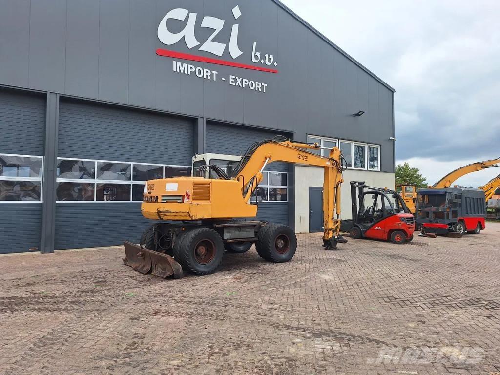 Liebherr A312 Gumikerekes kotrók