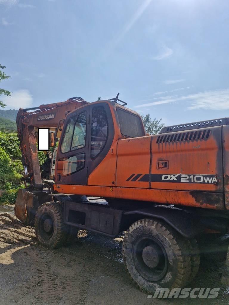 Doosan DX 210 W Gumikerekes kotrók