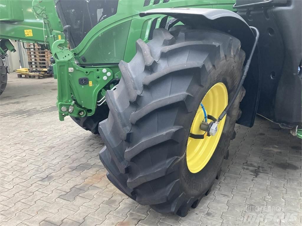 John Deere 6215R Traktorok