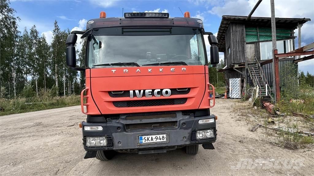 Iveco Trakker Platós / Ponyvás teherautók