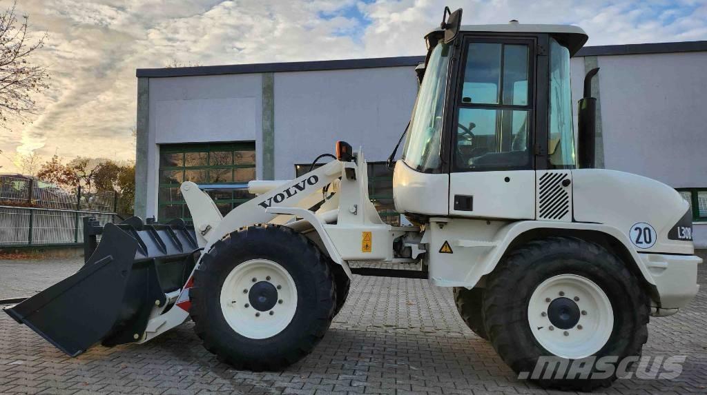 Volvo L 30 B Gumikerekes homlokrakodók