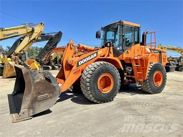 Doosan DL300 Gumikerekes homlokrakodók