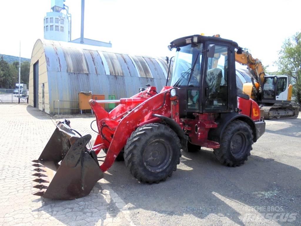 JCB 407 Gumikerekes homlokrakodók