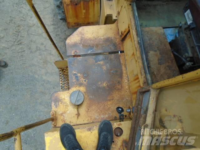 Clark 125 B Gumikerekes homlokrakodók