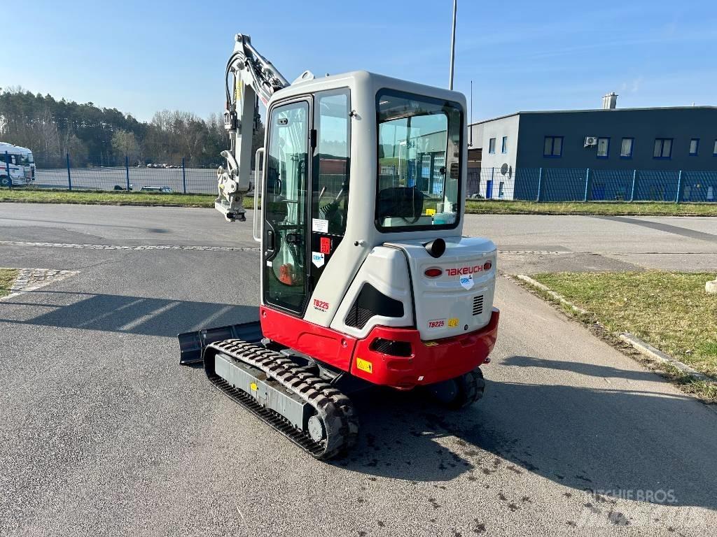Takeuchi TB 225 Mini kotrók < 7t