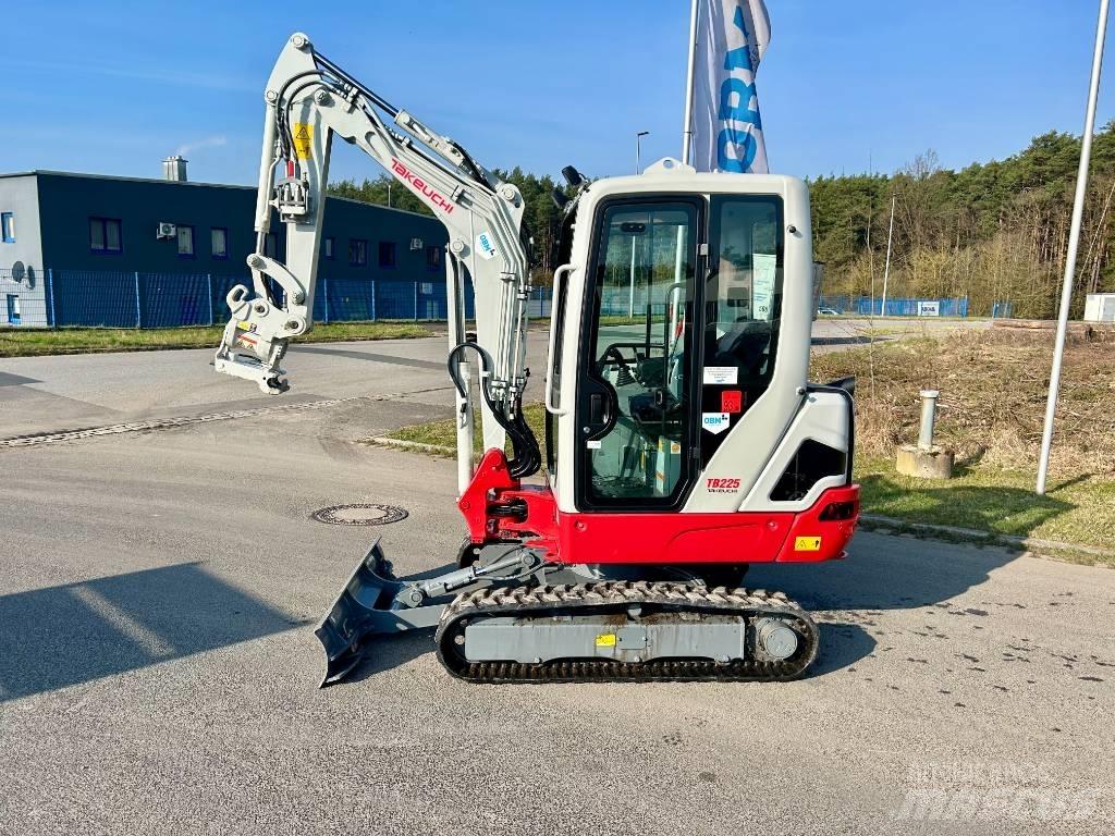 Takeuchi TB 225 Mini kotrók < 7t