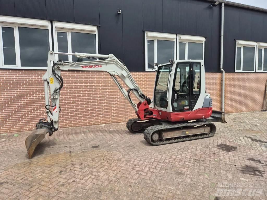 Takeuchi TB250 Mini kotrók < 7t