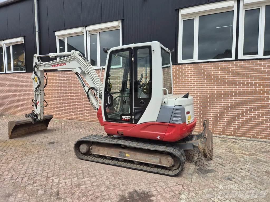 Takeuchi TB250 Mini kotrók < 7t