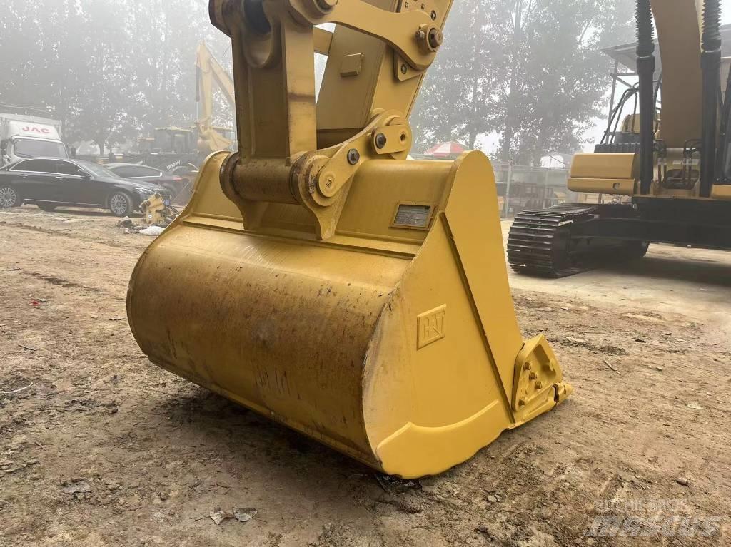 CAT 2021 CAT 330 Gumikerekes kotrók