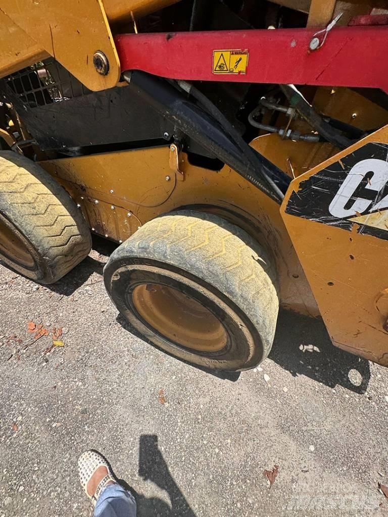 CAT 242 D Kompaktrakodók