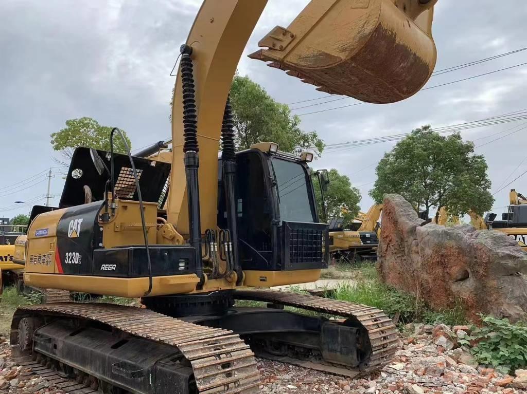 CAT 323D Lánctalpas kotrók