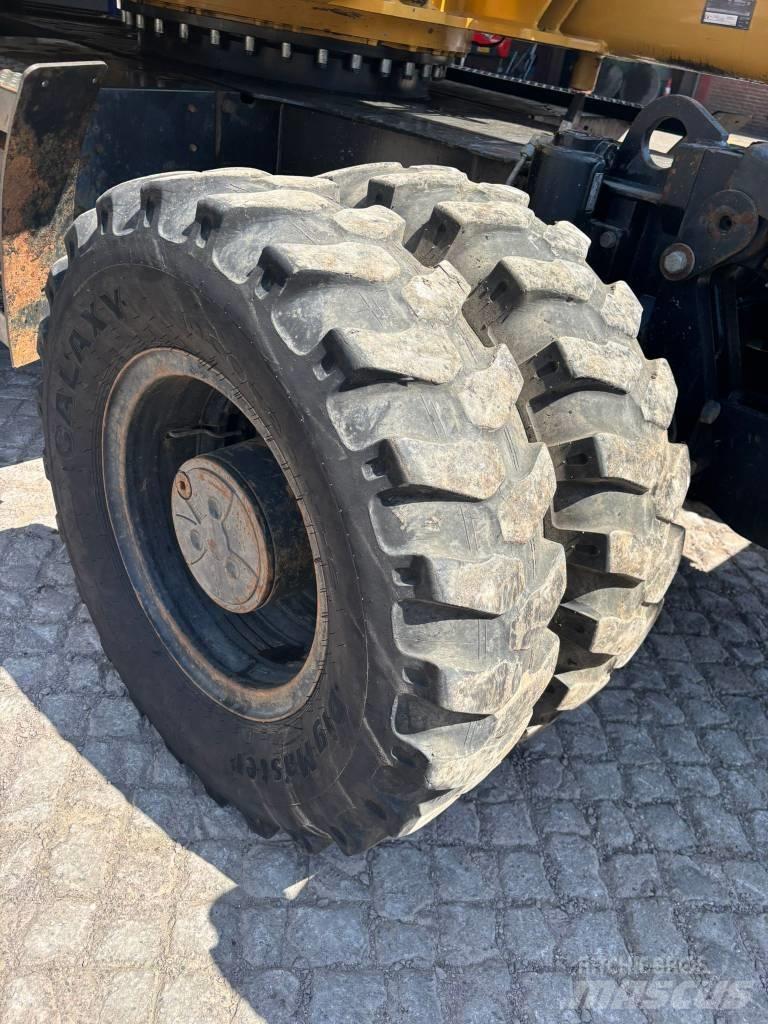 CAT M 313 D Gumikerekes kotrók