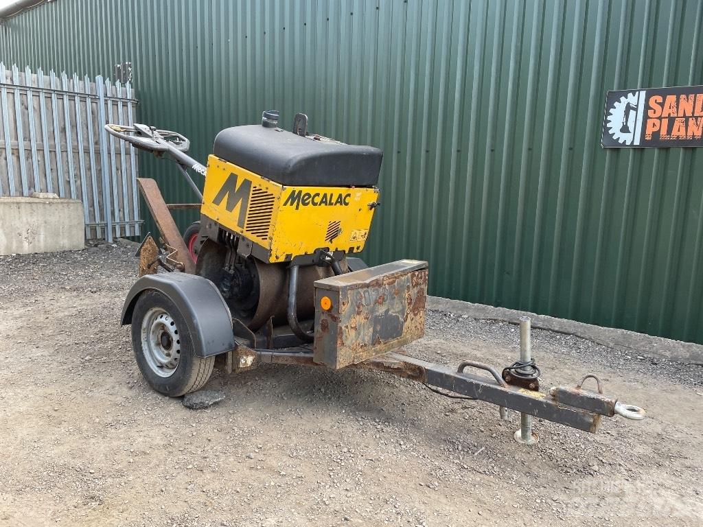 Mecalac MBR 71 Egydobos hengerek