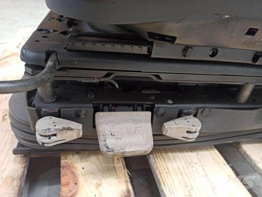 Valtra N 163 chair Vezetőfülke és belső tartozékok
