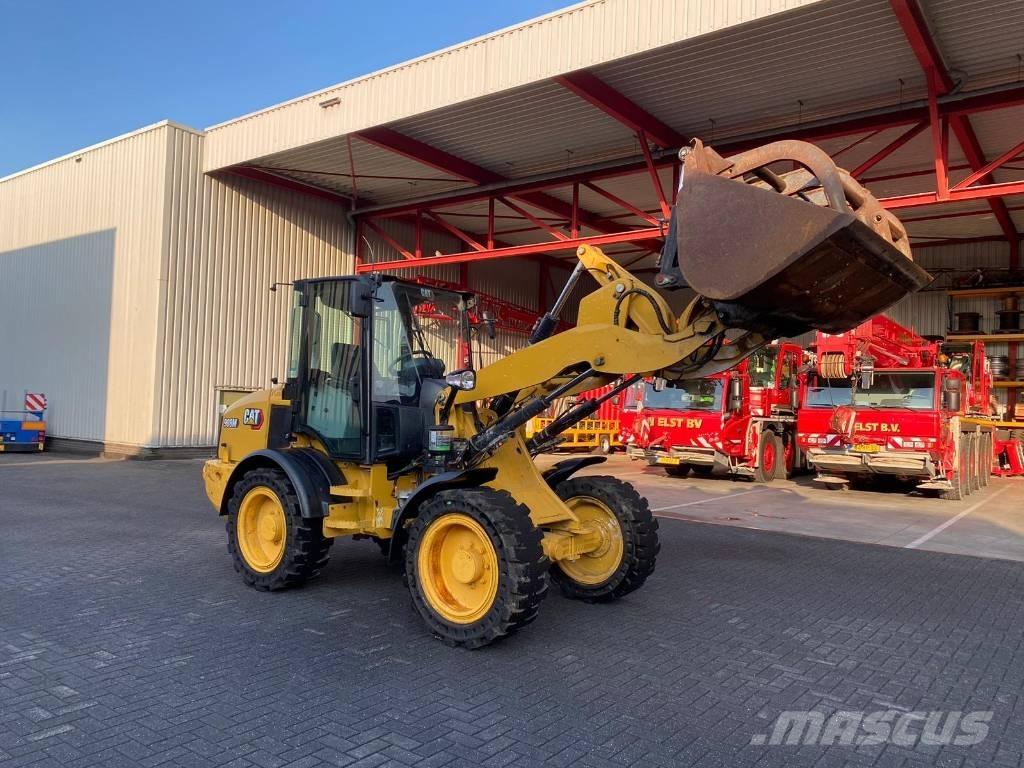 CAT 908M Gumikerekes homlokrakodók
