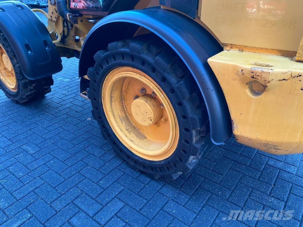 CAT 908M Gumikerekes homlokrakodók
