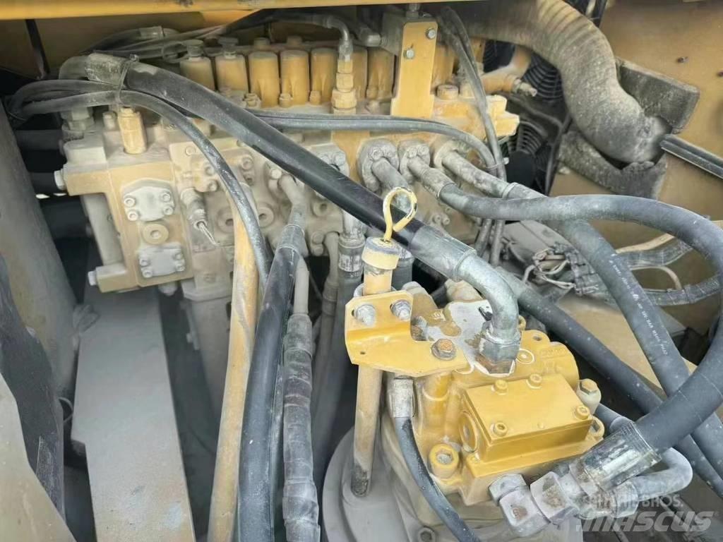 CAT 330 Lánctalpas kotrók