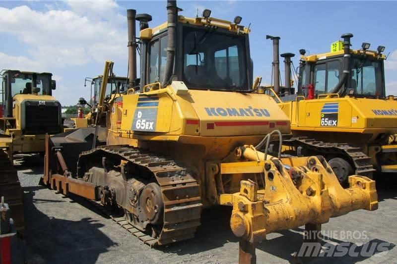 Komatsu D65 EX-16 lánctalpas dózerek