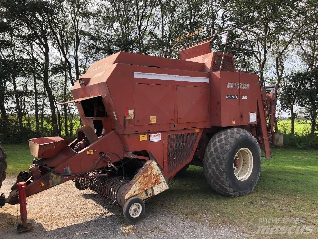 Hesston 4800 Szögletes bálázók