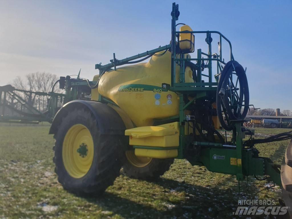 John Deere 840 Vontatott trágyaszórók