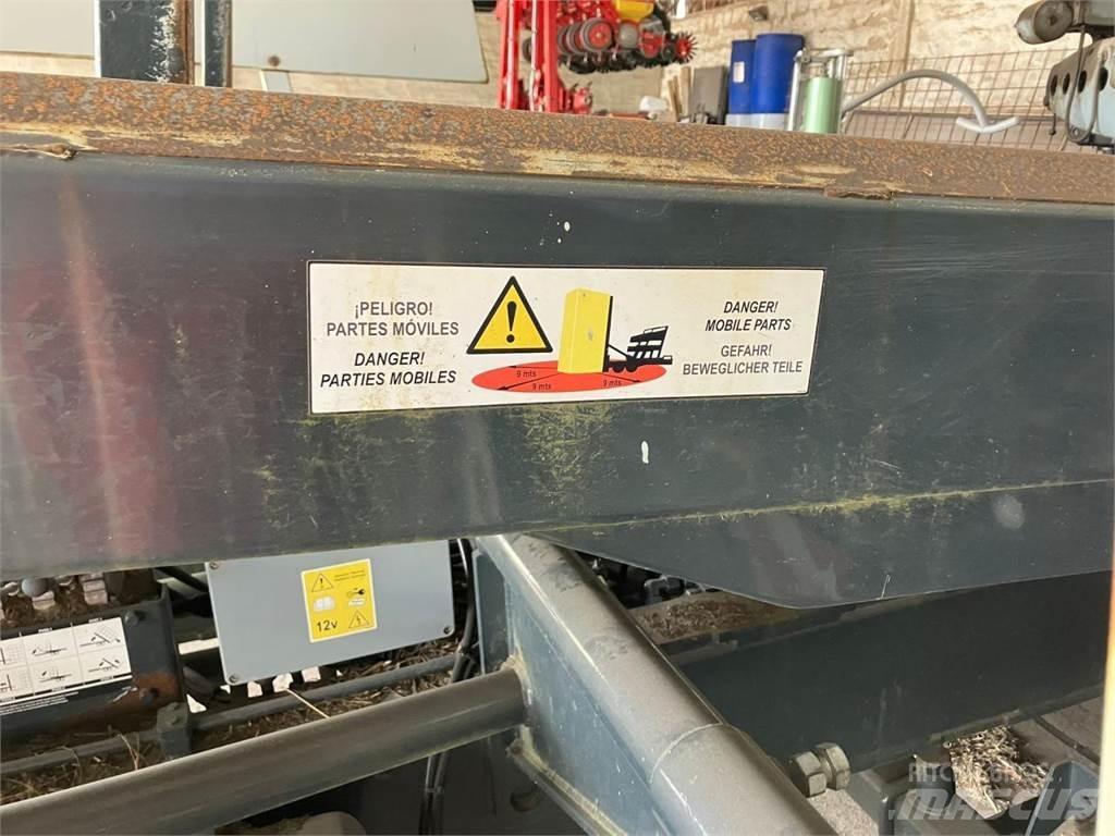 Arcusin XP54 Bálaszállító pótkocsi