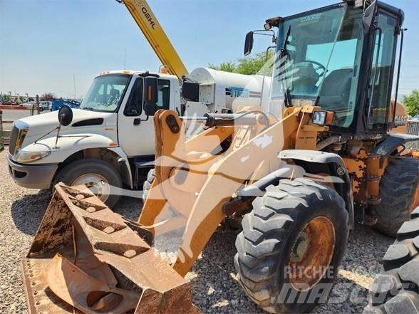 CASE 521F Gumikerekes homlokrakodók