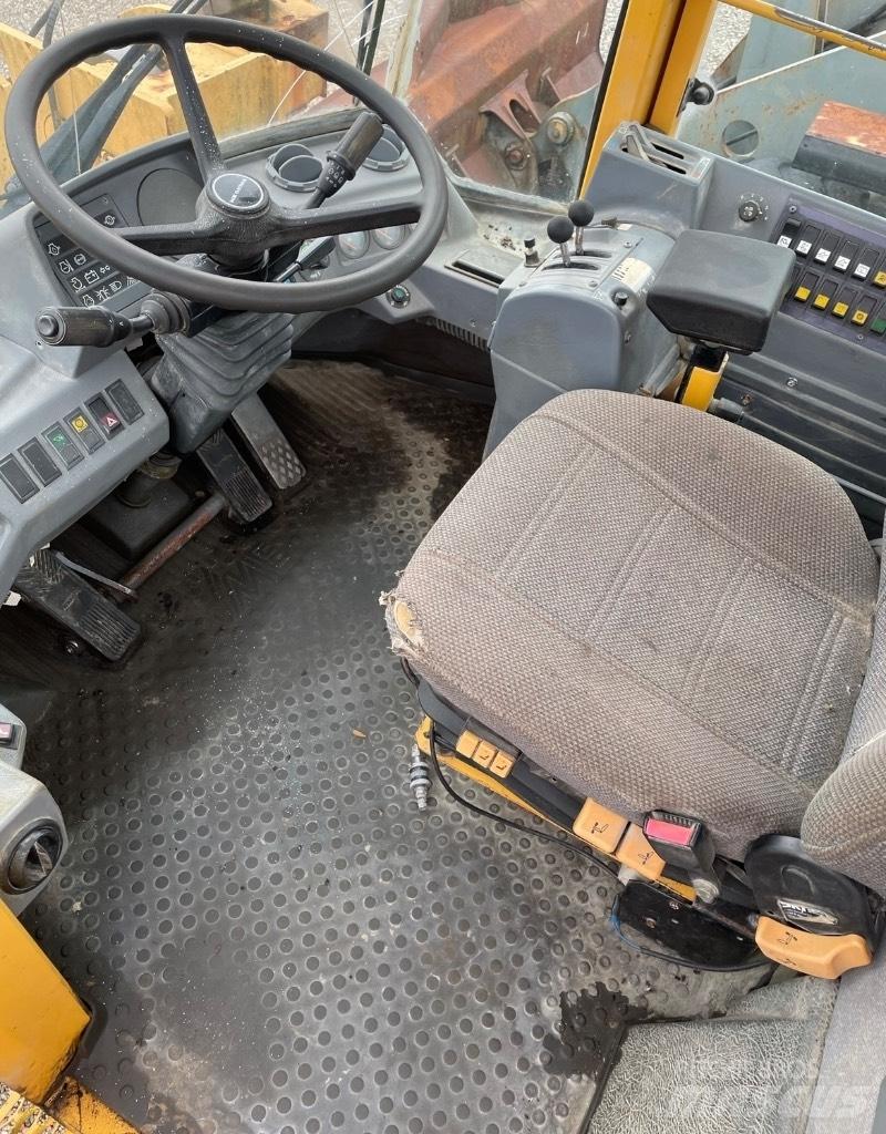 Volvo L120C Gumikerekes homlokrakodók