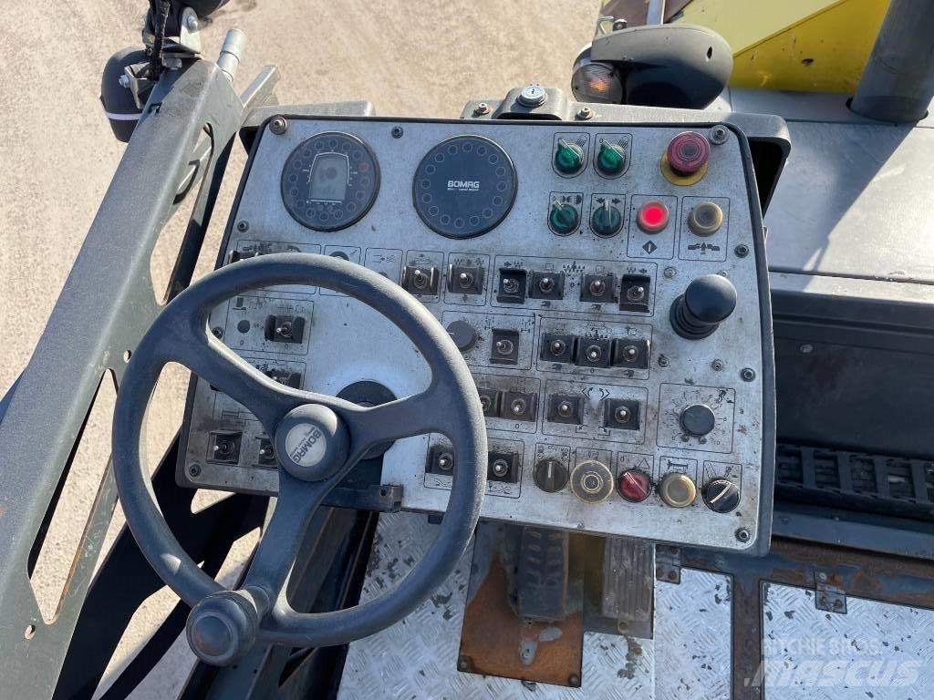 Bomag BF 300 P Aszfalt terítõ gépek