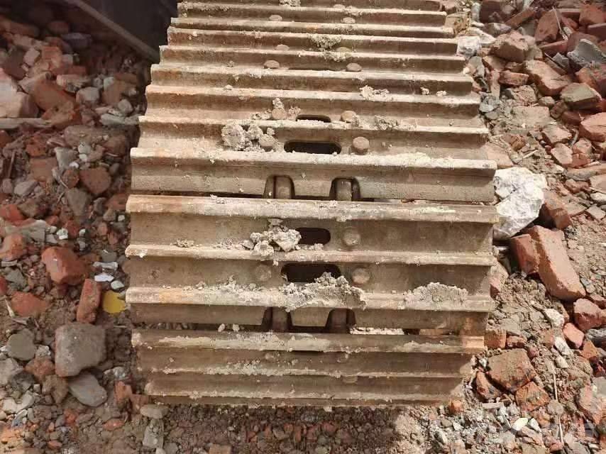 Hitachi ZX 210 Lánctalpas kotrók
