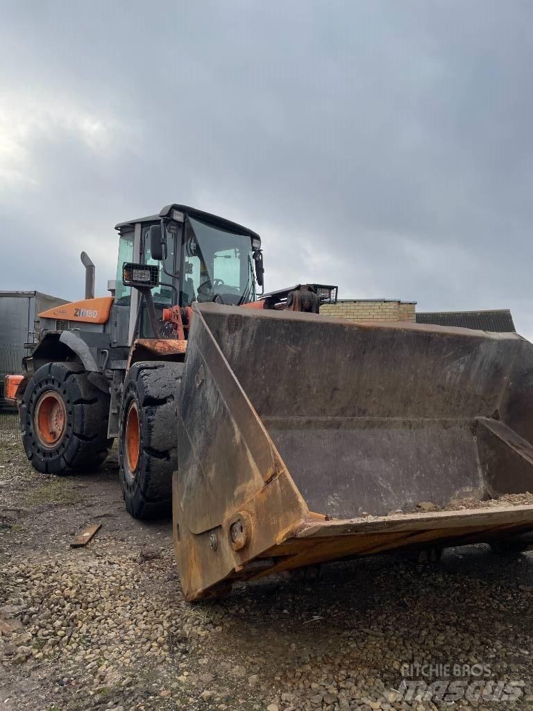 Hitachi ZW 180-5 Gumikerekes homlokrakodók