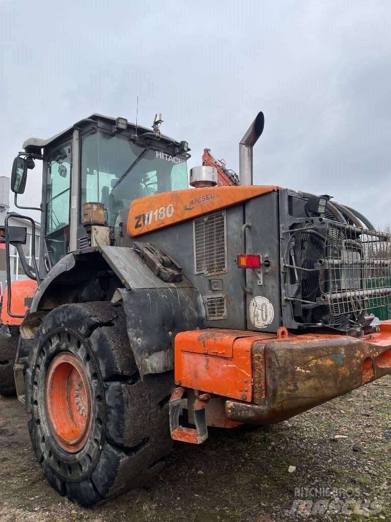 Hitachi ZW 180-5 Gumikerekes homlokrakodók
