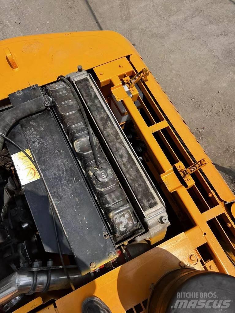 Hyundai 210W-7 Gumikerekes kotrók