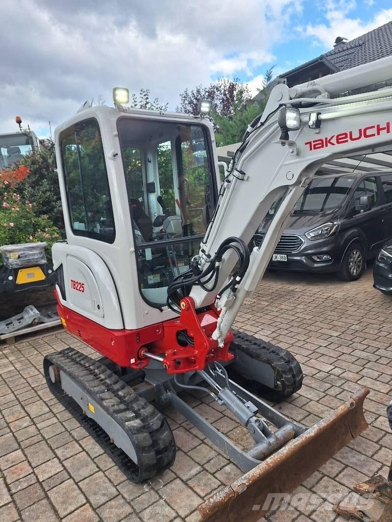 Takeuchi TB 225 Mini kotrók < 7t