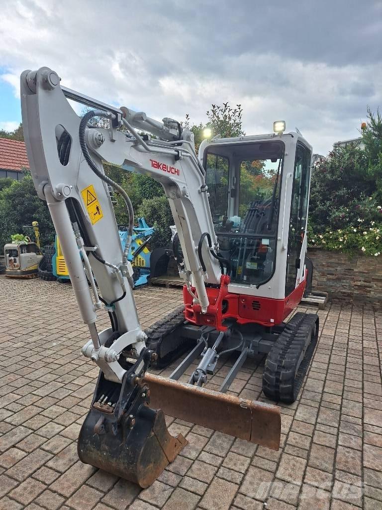 Takeuchi TB 225 Mini kotrók < 7t