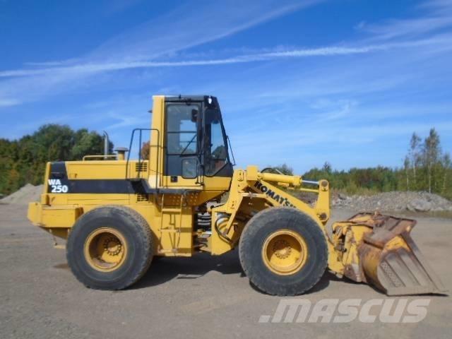 Komatsu WA 250 Gumikerekes homlokrakodók