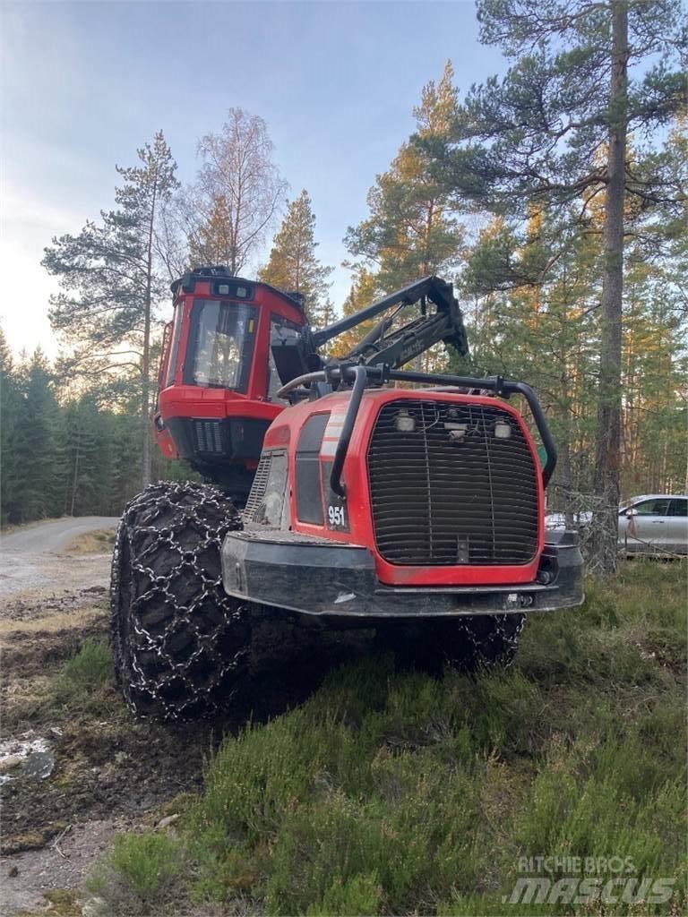 Komatsu 951 Betakarítók